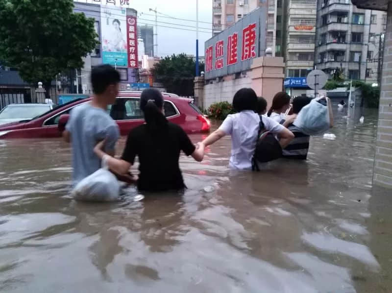 洪水凶猛，三院全面告急；众志成城，齐力抗灾保平安！