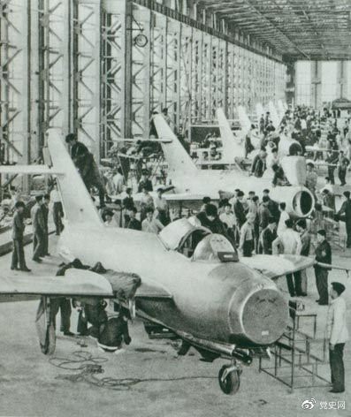 　　1956年7月19日，国产第一架喷气式战斗机在沈阳首次试飞成功，标志着中国具备了独立研制空军武器装备的能力。图为国产第一批喷气式飞机即将出厂。