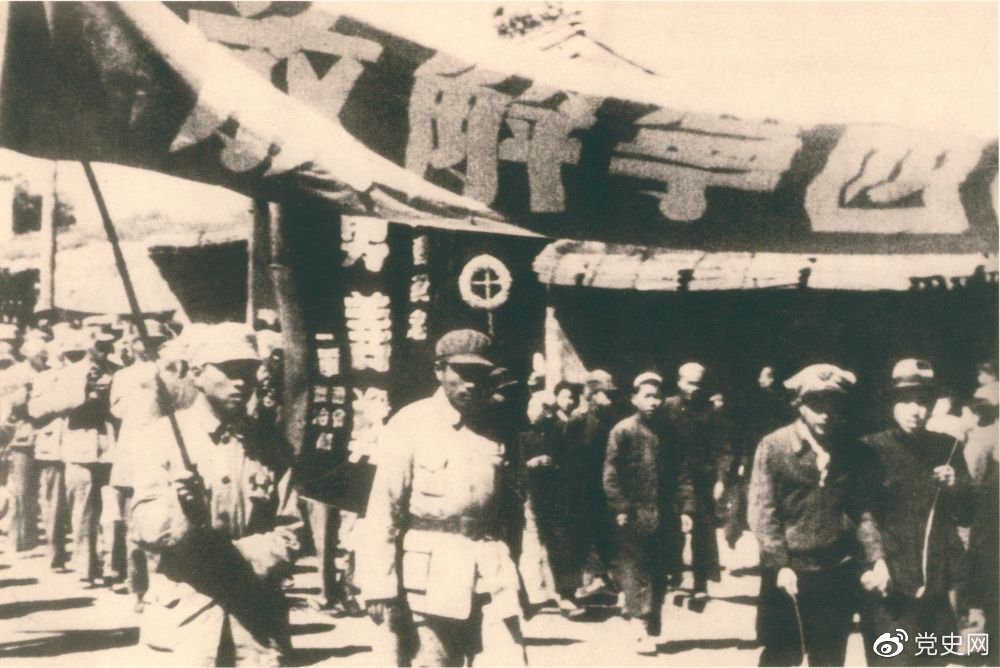 1949年9月，青海西宁解放。图为人民解放军列队进入西宁城区。