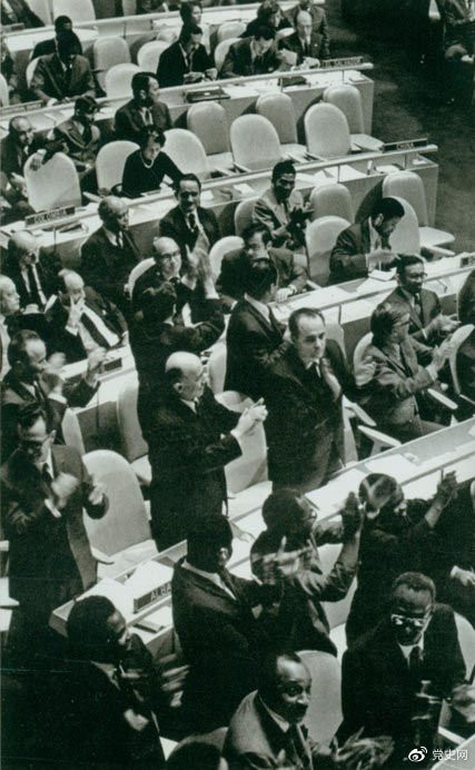 　　1971年10月25日，第二十六届联合国大会通过决议，恢复中华人民共和国在联合国的一切合法权利。图为决议通过时，会场一片欢腾。