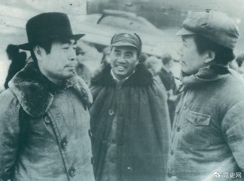 1945年11月11日，毛泽东、朱德赴延安机场迎接从重庆回来的周恩来。