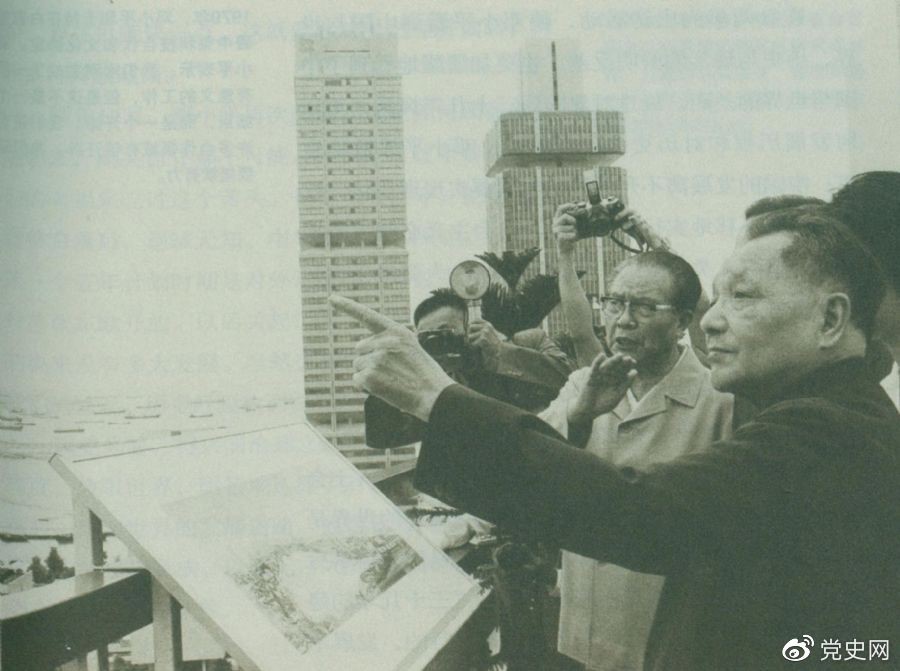 　　1978年11月13日，邓小平在新加坡住房和发展局听取关于新加坡公共住房计划情况的介绍后，登上办公大厦楼顶，瞭望周围一幢幢新建成的公共住房，赞扬新加坡在解决住房方面所作的努力。