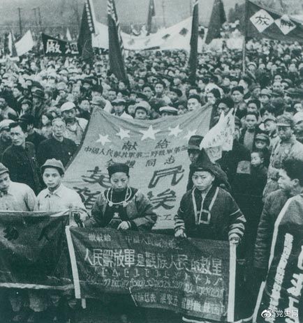 1949年11月15日，贵州解放。图为苗族同胞向人民解放军部队献旗。